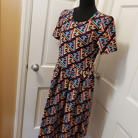 NWT LulaRoe Amelia Geometric Print Dress Size Large, Colorful, Comfy, Stretch - Picture 2 of 12